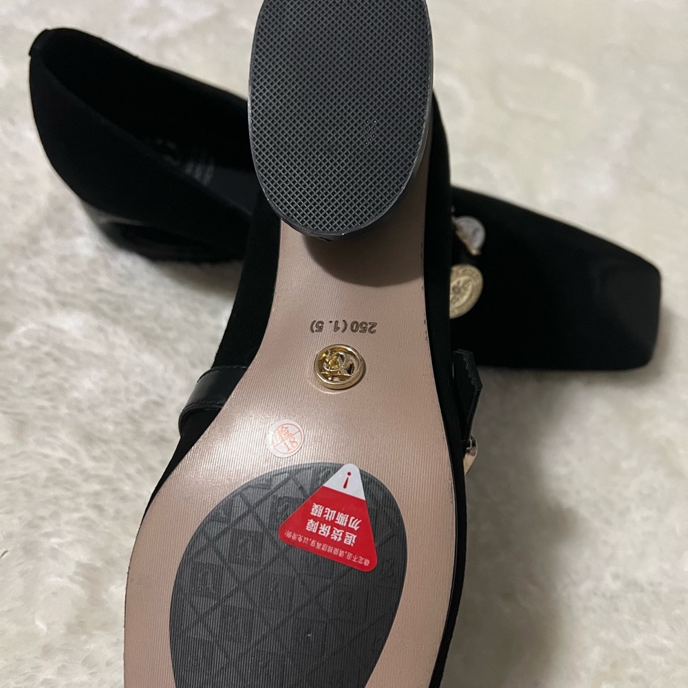 Elegant Black Women's Shoes with Gold Accents - Picture 7 of 7